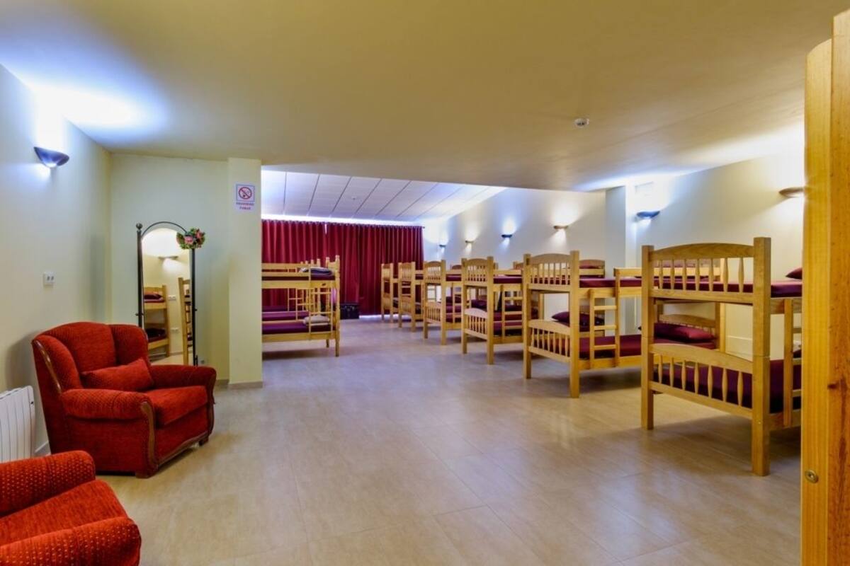 基本共用宿舍, 多張床 (1 Bed in a 24-Bed Dormitory Room) | 房內夾萬、隔音、免費 Wi-Fi、床單