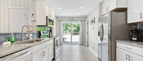 雪櫃、微波爐、焗爐、爐具