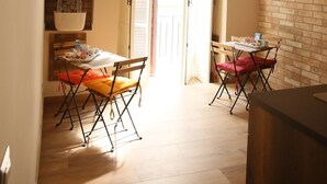 Fridge, microwave, oven, stovetop - Casa Cairoli (Naples)