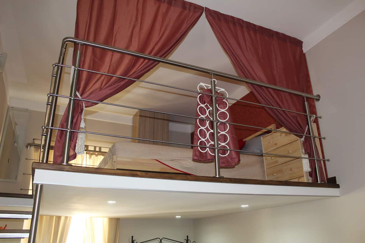 Chambre Quadruple Familiale, vue ville | Cuisine privée | Réfrigérateur, micro-ondes, four, plaque de cuisson