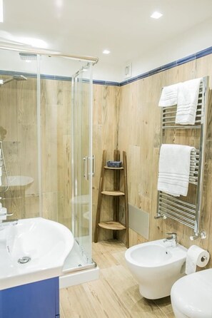 Chambre double, vue sur la ville | Salle de bain | Douche, bidet, serviettes fournies