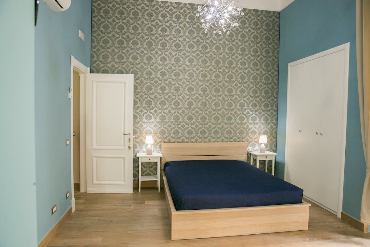 Chambre Triple, balcon, vue ville | Coffres-forts dans les chambres, rideaux occultants
