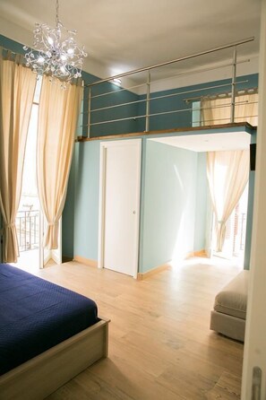 Dreibettzimmer, Balkon, Stadtblick | Zimmersafe, Verdunkelungsvorhänge, Bügeleisen/Bügelbrett, Babybetten