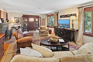 Smart TV, books - Grand Treetop Suite at Resort-like Estate... steps to Balboa Park & Zoo (San Diego)