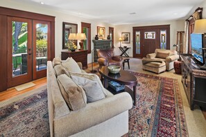 Smart TV, books - Grand Treetop Suite at Resort-like Estate... steps to Balboa Park & Zoo (San Diego)