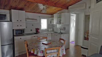 Cottage, 2 Bedrooms (40 sq m) | Private kitchen | Full-sized fridge, microwave, oven, stovetop