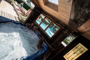 Innenpool, Außenpool, Liegestühle