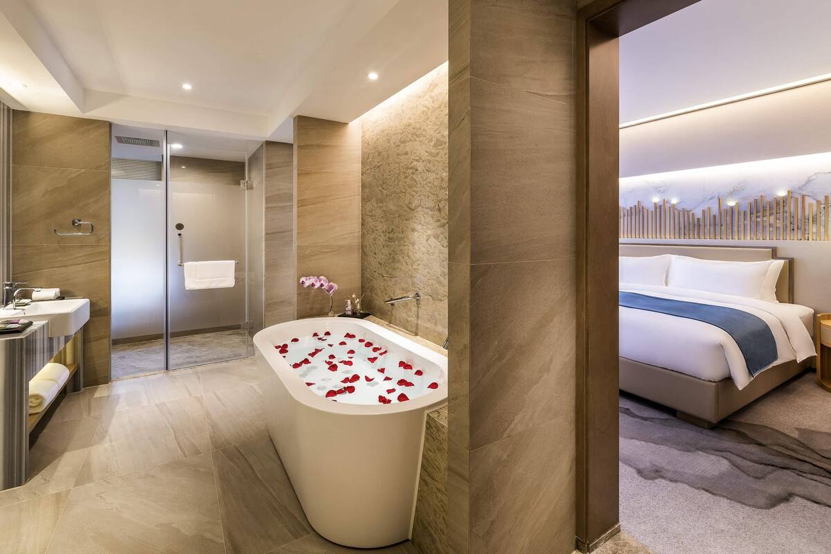 Habitación Deluxe, 1 cama de matrimonio grande | Minibar, caja fuerte, escritorio y cortinas opacas