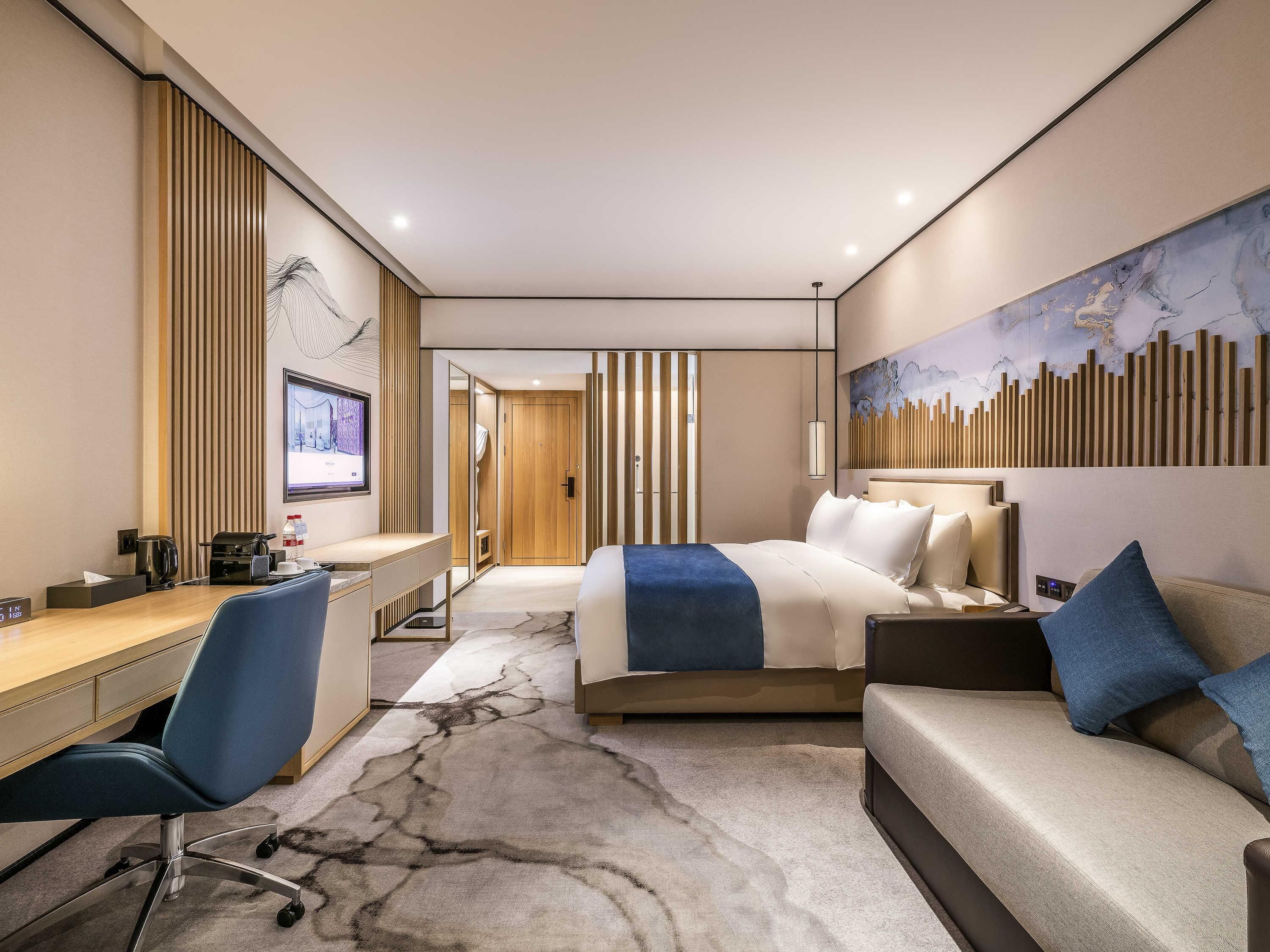 Deluxe-huone, 1 suuri parisänky | Minibaari, tallelokero huoneessa, työpöytä, pimennysverhot