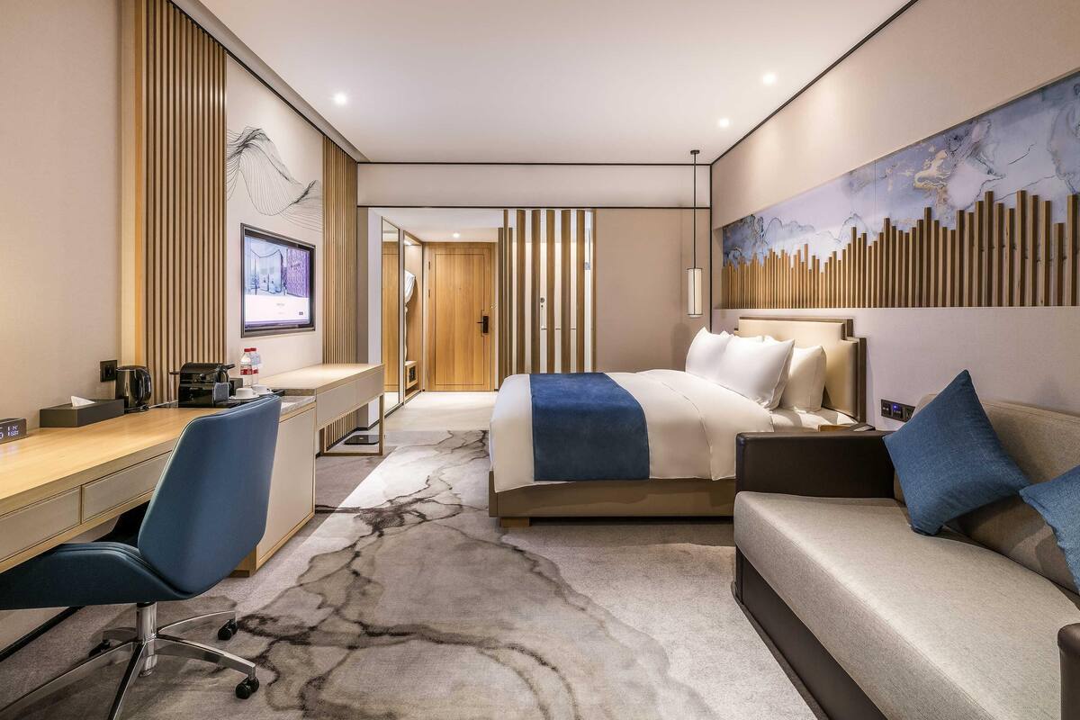 Chambre Deluxe, 1 très grand lit | Minibar, coffres-forts dans les chambres, bureau, rideaux occultants