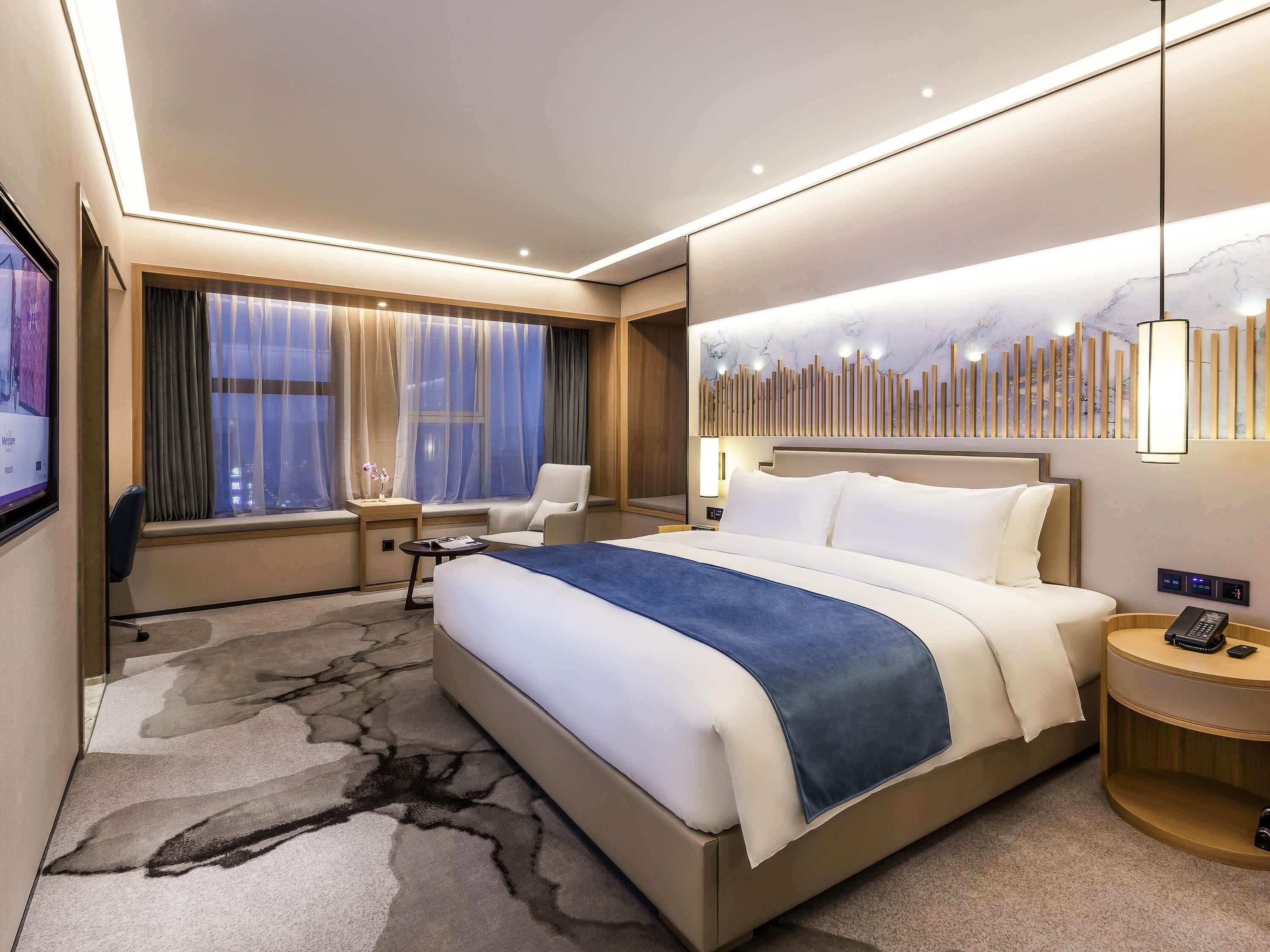 Superior-huone, 1 suuri parisänky | Minibaari, tallelokero huoneessa, työpöytä, pimennysverhot