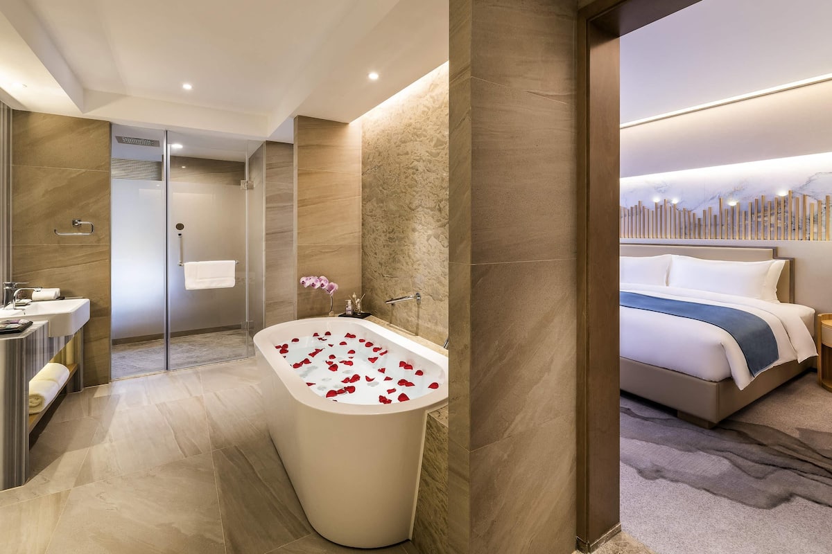 Deluxe Room, 1 King Bed | Exterior