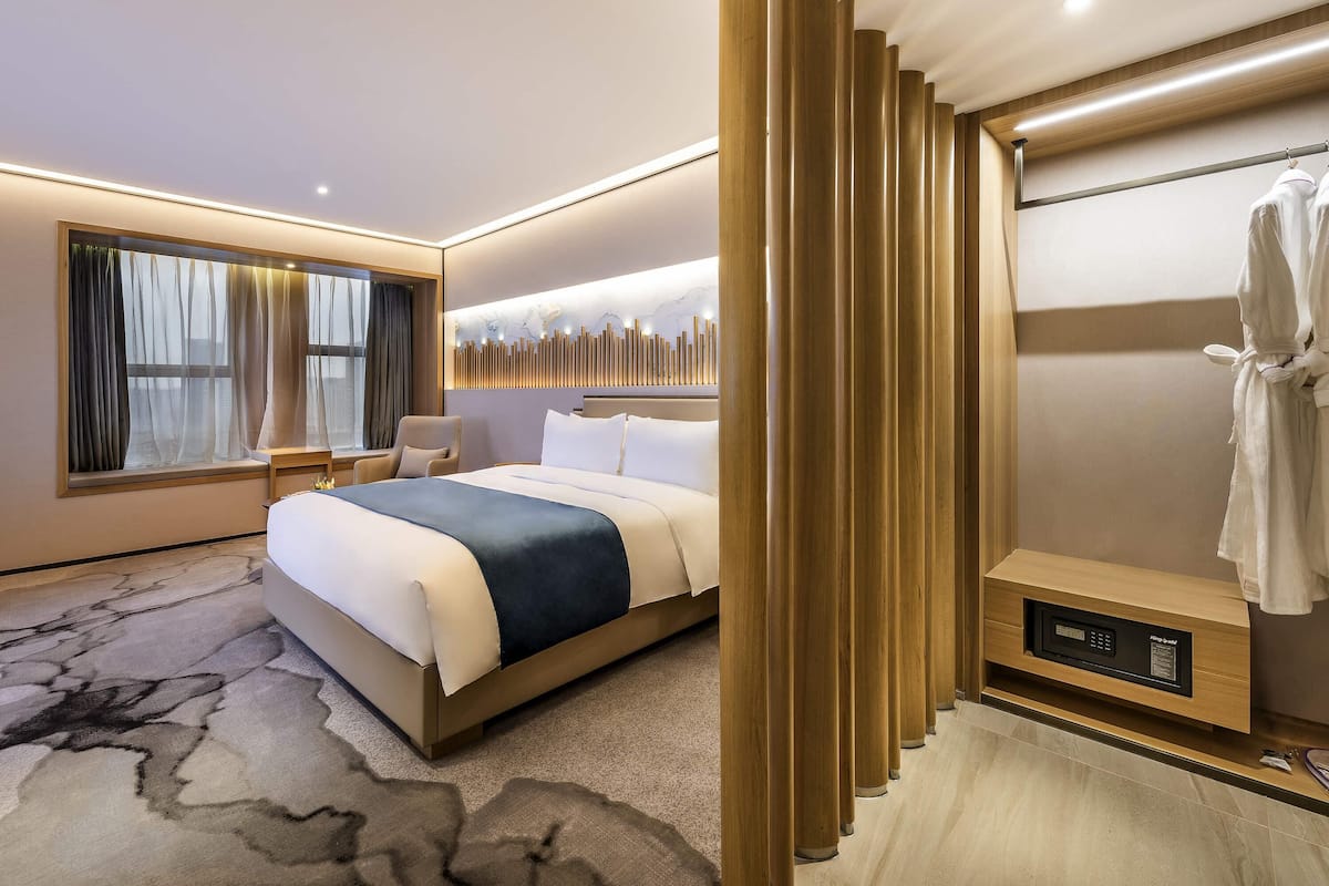 Executive Room, 1 King Bed | Minibar, in-room safe, desk, blackout drapes