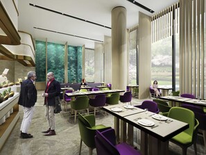 Melayani sarapan, makan siang, dan makan malam