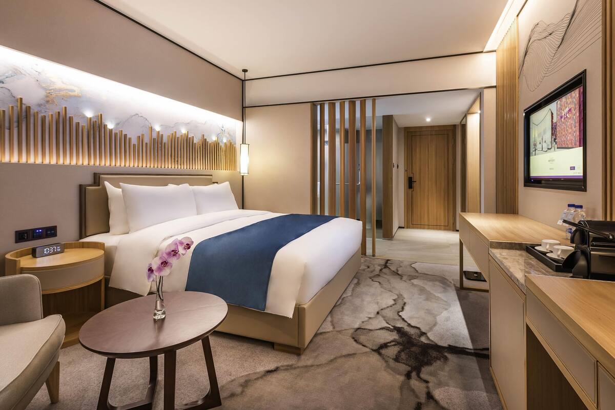 Standard Room, 1 King Bed | Minibar, in-room safe, desk, blackout drapes
