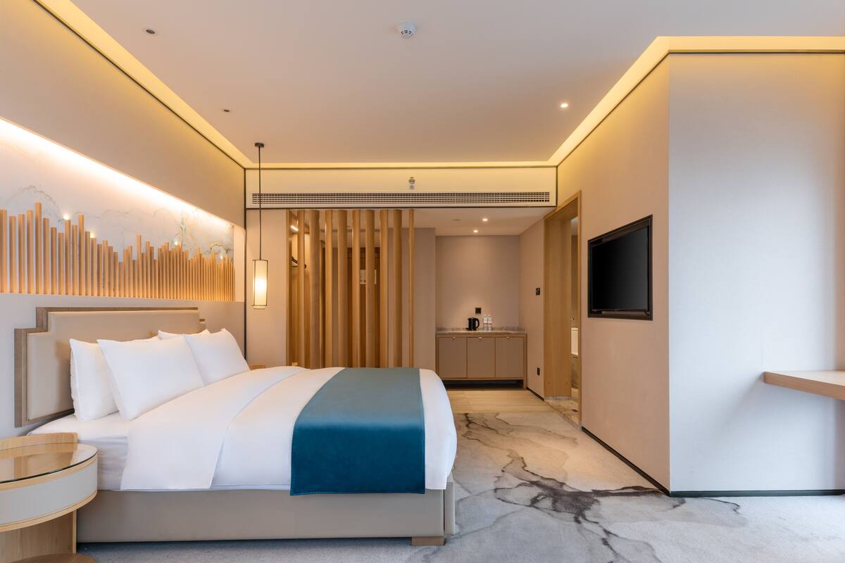 Standard Room, 1 King Bed | Minibar, in-room safe, desk, blackout drapes