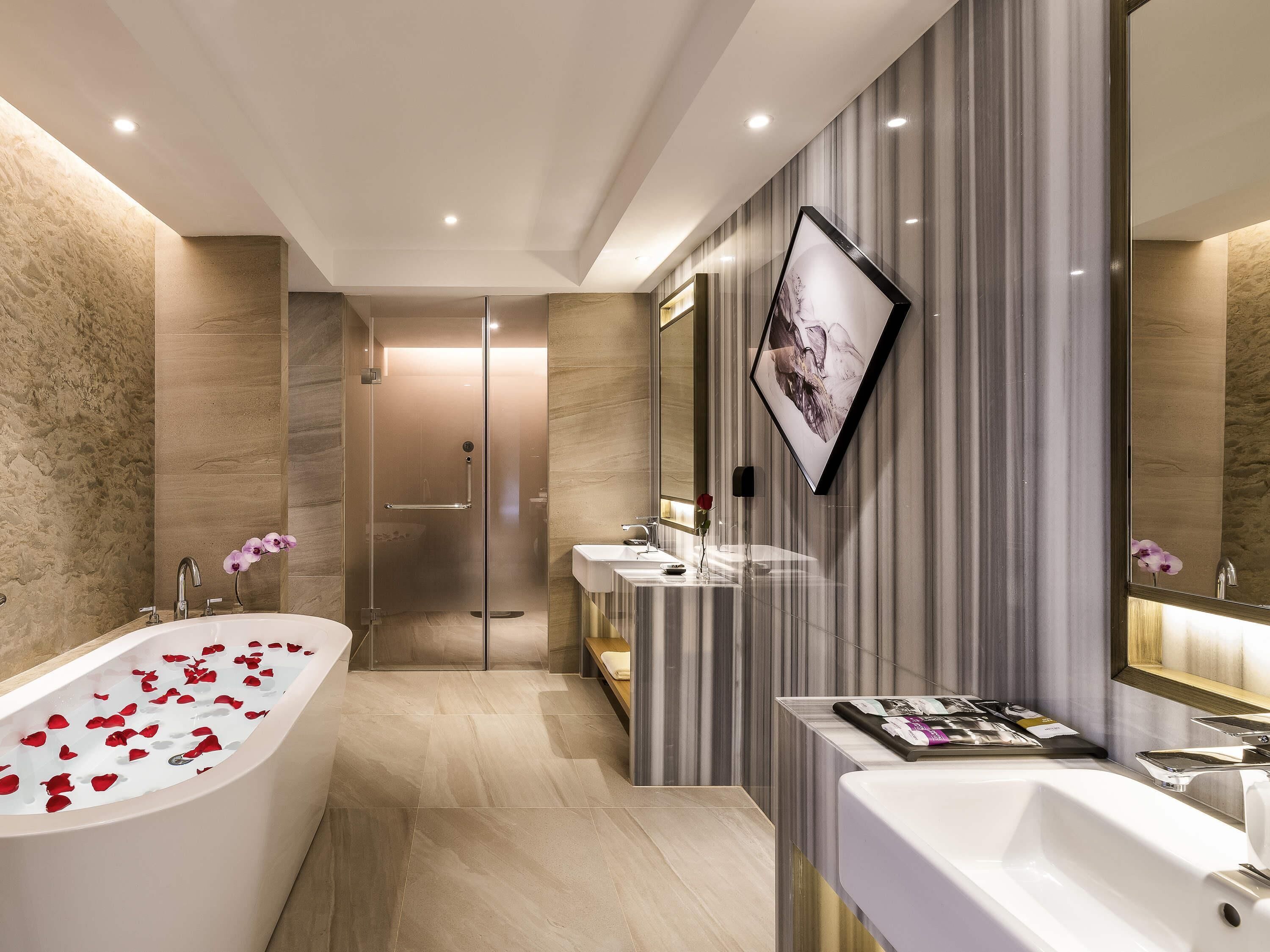 Executive Suite, 1 King Bed | Minibar, in-room safe, desk, blackout drapes