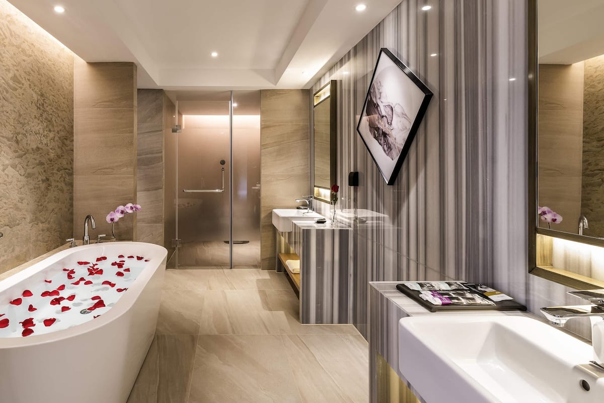 Executive Suite, 1 King Bed | Minibar, in-room safe, desk, blackout drapes