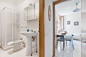 Apartemen, 1 kamar tidur | Kamar mandi | Shower, kloset,  dan handuk