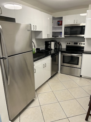 Fridge, microwave, oven, stovetop - Beautiful Apartment in Coral Gables, renew, Great Location, (Coral Gables)