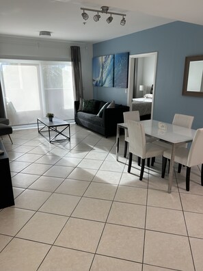 Smart TV, books - Beautiful Apartment in Coral Gables, renew, Great Location, (Coral Gables)