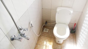 Room, 1 King Bed, Non Smoking | Bathroom | Rainfall showerhead, free toiletries, bathrobes
