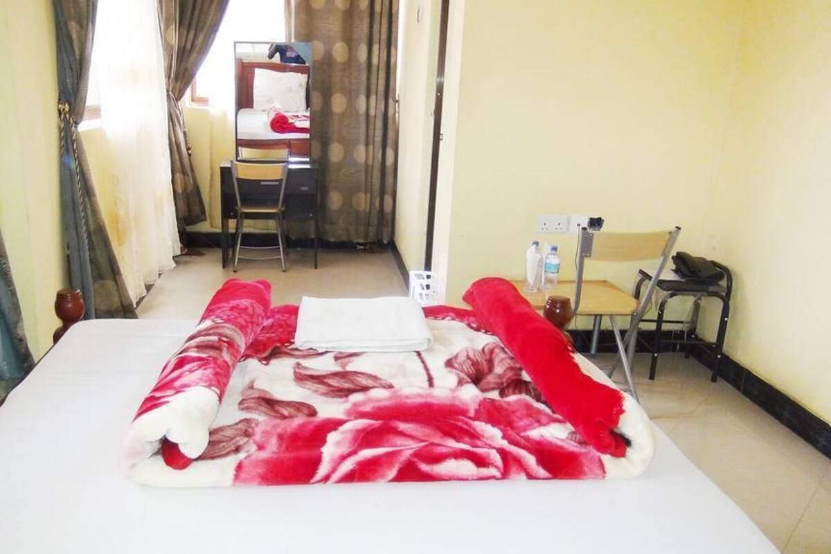Room, 1 King Bed, Non Smoking | 1 bedroom, memory foam beds, individually decorated, desk