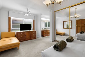 4 Schlafzimmer, Schreibtisch, Bügeleisen/Bügelbrett, Reisekinderbett