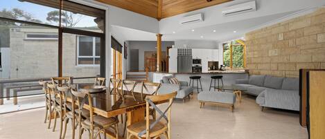 Smart-TV, peis, DVD-spiller og PC-skjermer