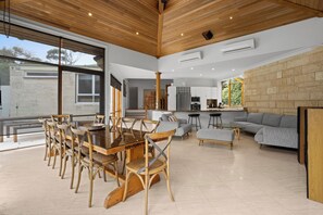 Smart-TV, Kamin, DVD-Player, Computerbildschirme