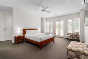 5 habitaciones, tabla de planchar con plancha y cuna de viaje 