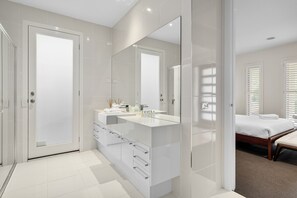 5 chambres, fer et planche à repasser, lit parapluie, Wi-Fi gratuit
