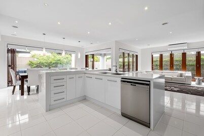 MAJESTIC & GRAND, PRISTINE BOROONDARA, SOLAR HEATED POOL, HEART OF SORRENTO