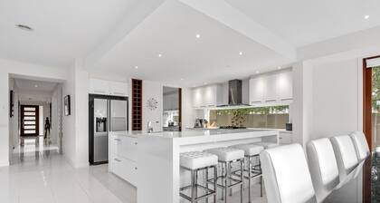 MAJESTIC & GRAND, PRISTINE BOROONDARA, SOLAR HEATED POOL, HEART OF SORRENTO