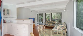 Pet-friendly Beach House @ Kianga