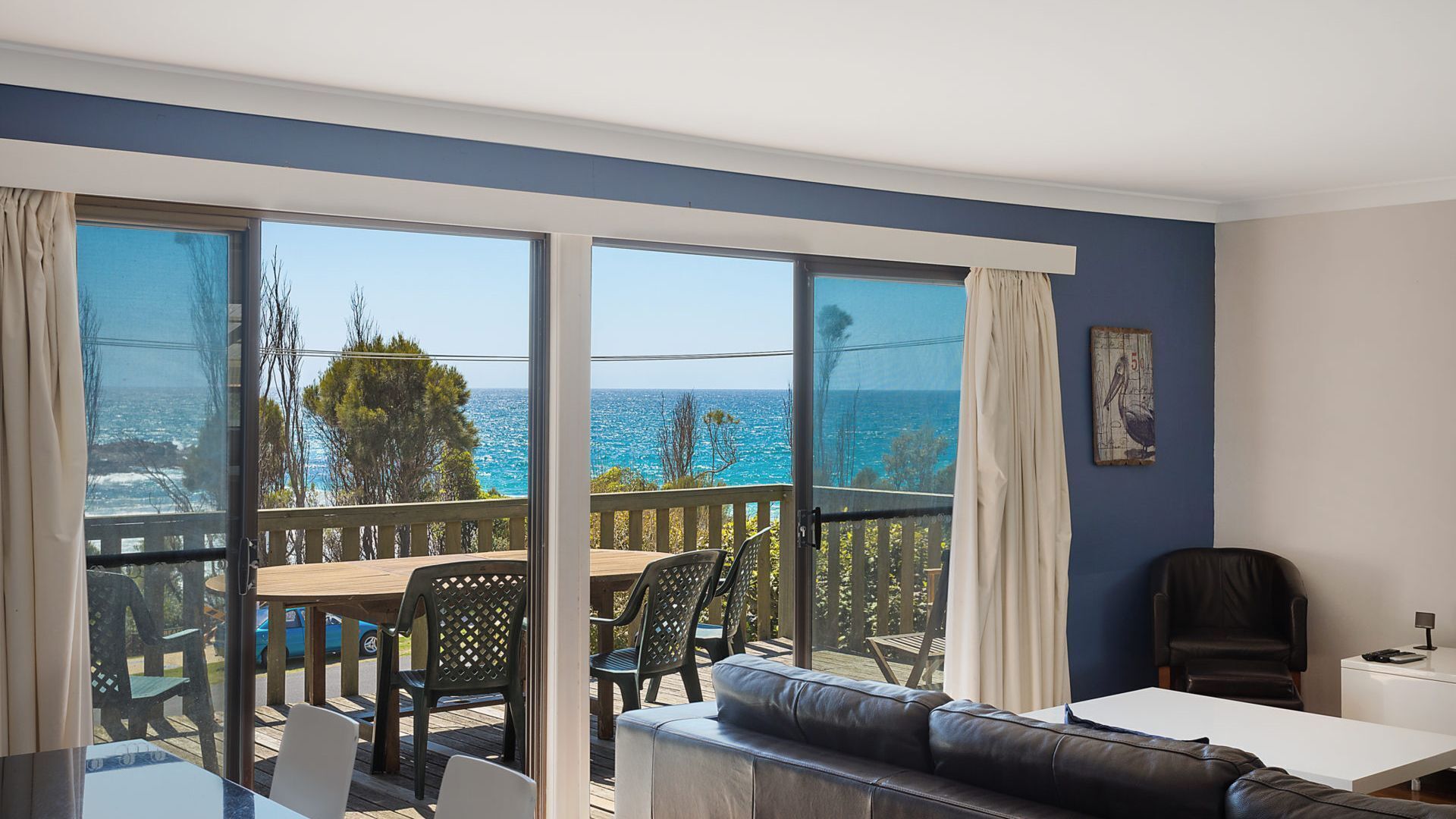 Fernseher, DVD-Player, Bücher