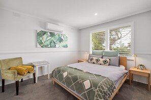 5 bedrooms, iron/ironing board, free WiFi, bed sheets - OSSETT ULTIMATE FAMILY HOLIDAY RETREAT, WALK INTO SORRENTO (Sorrento)