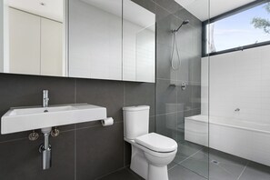 Shower, hair dryer - MODERN & STYLISH BEACH HOLIDAY RETREAT, ROYAL IN PORTSEA (Portsea)