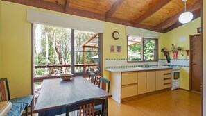 Dining - Casey's Pet Friendly Beach Cottage (MYSTERY BAY)