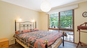 3 bedrooms, iron/ironing board - Casey's Pet Friendly Beach Cottage (MYSTERY BAY)