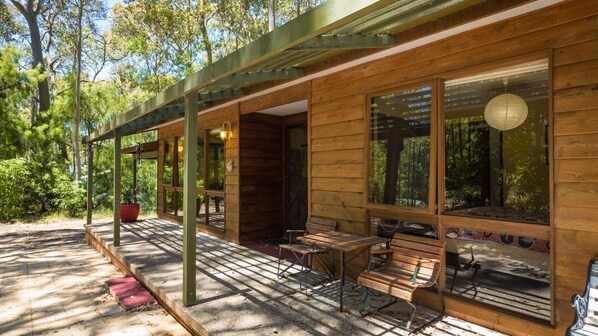 Outdoor dining - Casey's Pet Friendly Beach Cottage (MYSTERY BAY)