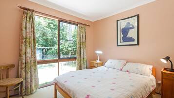 3 habitaciones y tabla de planchar con plancha