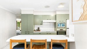 Frigorífic, microones, forn i placa de cuina 