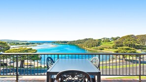 Outdoor dining - Pacific Pines Unit 5 (NAROOMA)