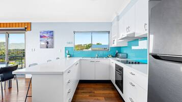 Refrigerador, microondas, horno, placa de cocina