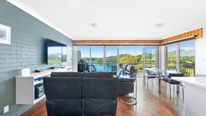 TV, DVD player, books - Pacific Pines Unit 5 (NAROOMA)