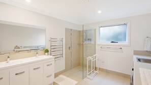 Shower, towels - Hillcrest Views of Wagonga (NORTH NAROOMA)