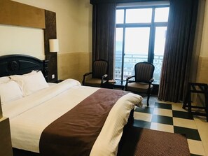 Minibar, escritorio, cortinas blackout y sistema de insonorización 