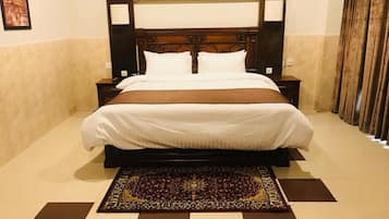 Minibar, escritorio, cortinas blackout y insonorización