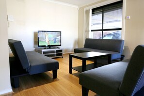 TV - Isle of Serenity Charming House - Suit all needs (Keysborough)